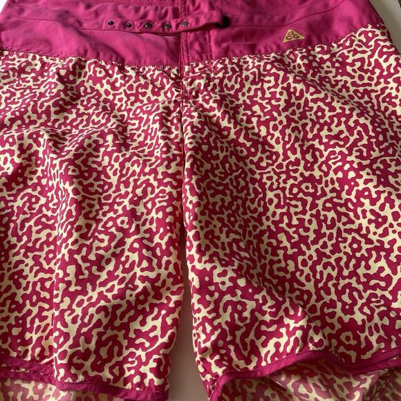 Vintage Nike ACG Swim Shorts Size 12 Pink All Over Print Beach Outdoor - Picture 3 of 6
